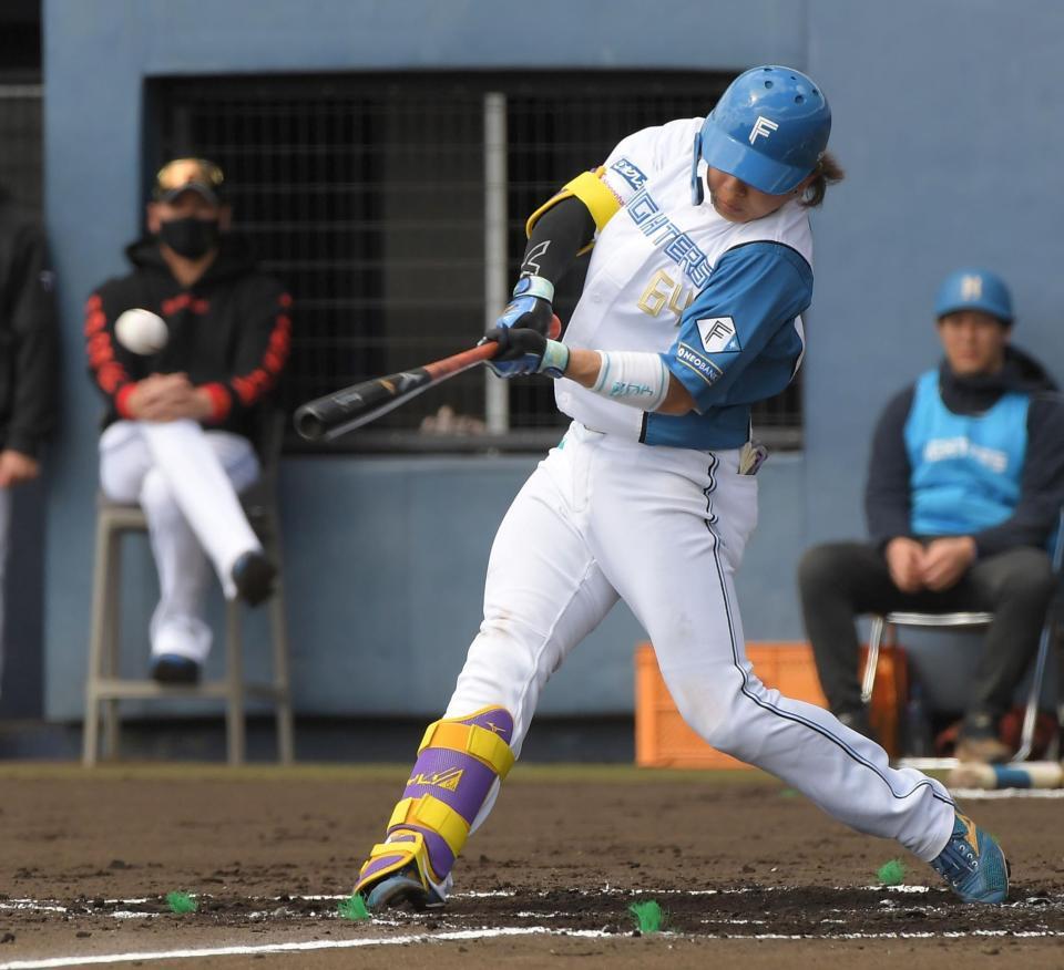 　１回、田宮は右前適時打を放つ（撮影・佐藤厚）