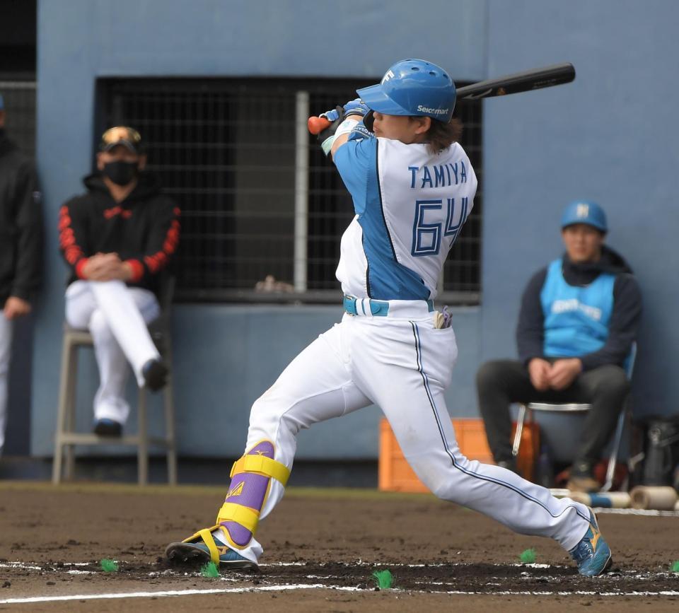 　１回、田宮は右前適時打を放つ（撮影・佐藤厚）