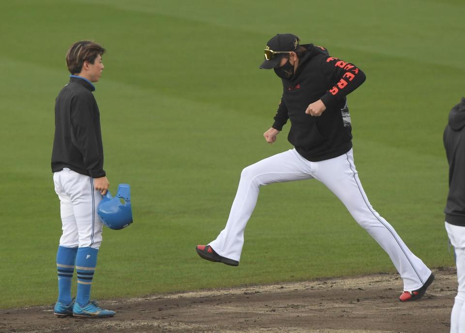 　五十幡（左）にアドバイスする新庄監督（撮影・佐藤厚）