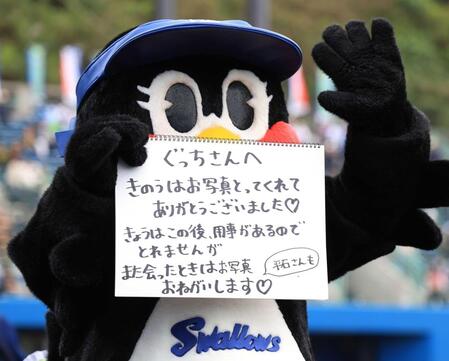 　イニング間にフリップトークを行うつばみ（撮影・吉澤敬太）