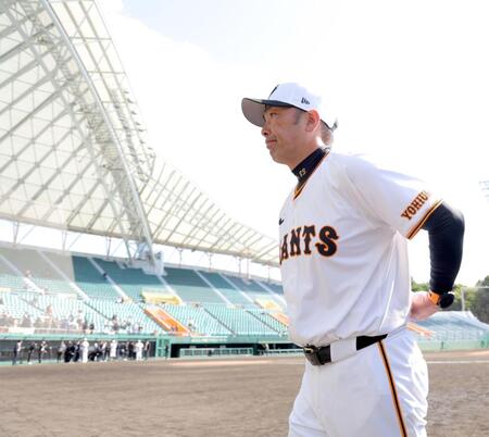 　キャンプ総括の囲み会見を終えて引き上げる阿部監督（撮影・西岡正）