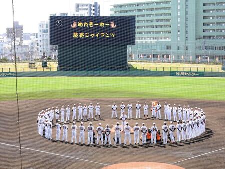 　キャンプを打ち上げた巨人ナイン（撮影・西岡正）