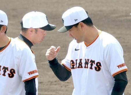 　キャンプを打ち上げ、阿部監督（左）にあいさつする田中将（撮影・西岡正）