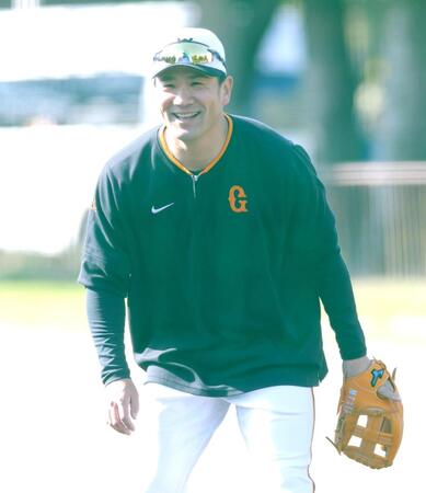 　笑顔でノックを受ける田中将（撮影・西岡正）