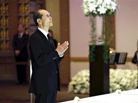 　祭壇に手を合わせる王貞治・福岡ソフトバンクホークス会長（読売新聞社提供）