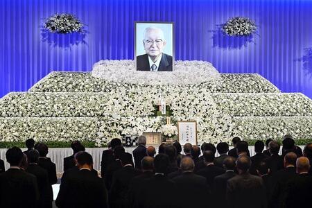 　渡辺主筆の遺影が飾られた祭壇に献花する人たち（読売新聞社提供）