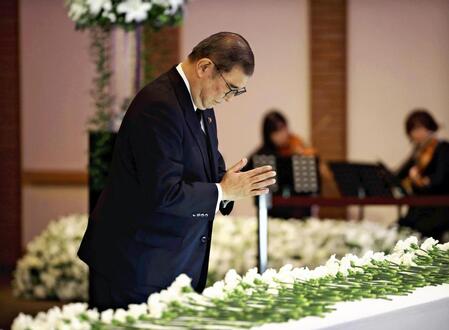 　祭壇に手を合わせる石破茂首相（読売新聞社提供）