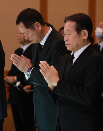 　祭壇に献花し、手を合わせる中畑氏（左）と鹿取氏（読売新聞社提供）