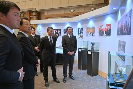 　追悼展を訪れた（右から）阿部監督、桑田２軍監督ら（読売新聞社提供）