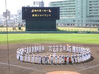 　キャンプを打ち上げた巨人ナイン（撮影・西岡正）