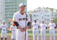 　キャンプ打ち上げであいさつする大城卓