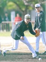 　ノックを受ける田中将（撮影・西岡正）