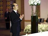 　祭壇に手を合わせる王貞治・福岡ソフトバンクホークス会長（読売新聞社提供）