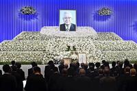 　渡辺主筆の遺影が飾られた祭壇に献花する人たち（読売新聞社提供）