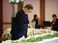 　祭壇に手を合わせる石破茂首相（読売新聞社提供）