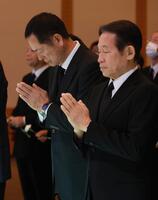 　祭壇に献花し、手を合わせる中畑氏（左）と鹿取氏（読売新聞社提供）