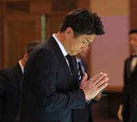 　献花し、手を合わせる高橋由伸氏（読売新聞社提供）