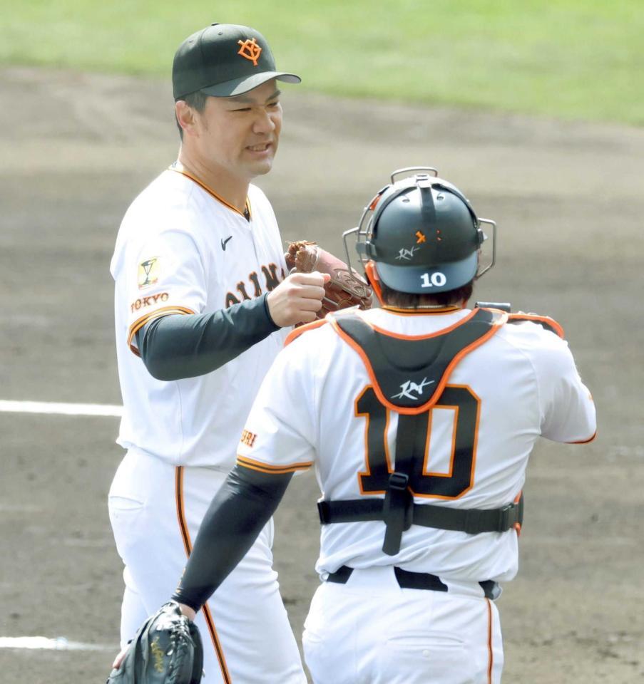 　甲斐（右）とタッチを交わす田中将（撮影・西岡正）