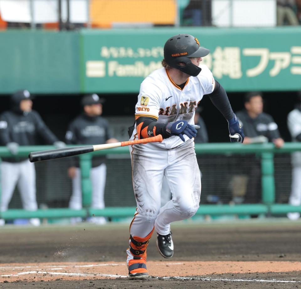 　４回、左越えに二塁打を放つキャベッジ（撮影・西岡正）