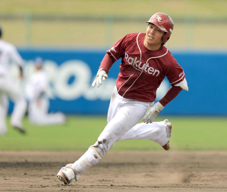 　５回、２点三塁打を放ち、激走する小森（撮影・吉澤敬太）