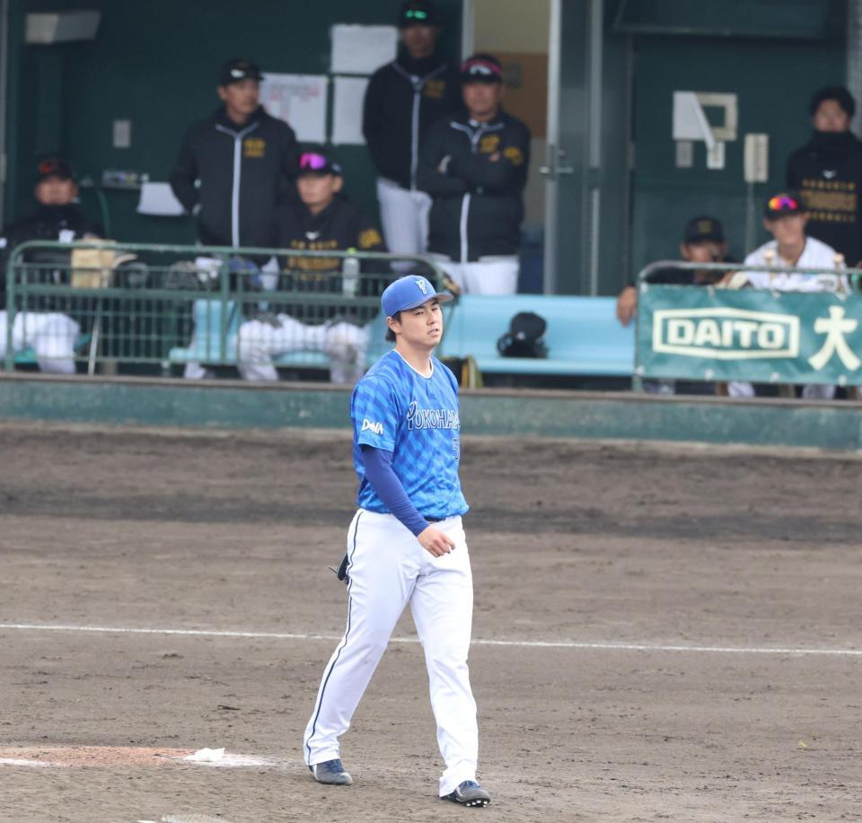 　９回に登板も古巣の阪神に２点を奪われた浜地（撮影・中田匡峻）