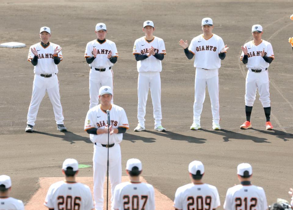 　那覇キャンプを締める阿部監督（左）、田中将（右から２人目）ら巨人ナイン（撮影・西岡正）