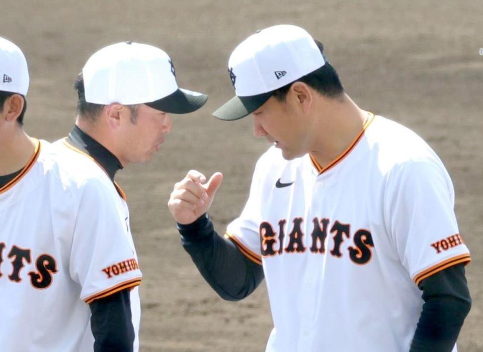 　キャンプを打ち上げ、阿部監督（左）にあいさつする田中将（撮影・西岡正）