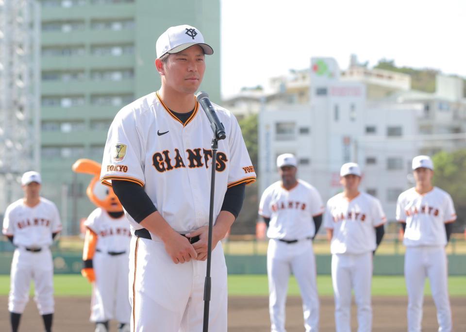 　キャンプ打ち上げであいさつする大城卓