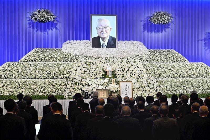 　渡辺主筆の遺影が飾られた祭壇に献花する人たち（読売新聞社提供）