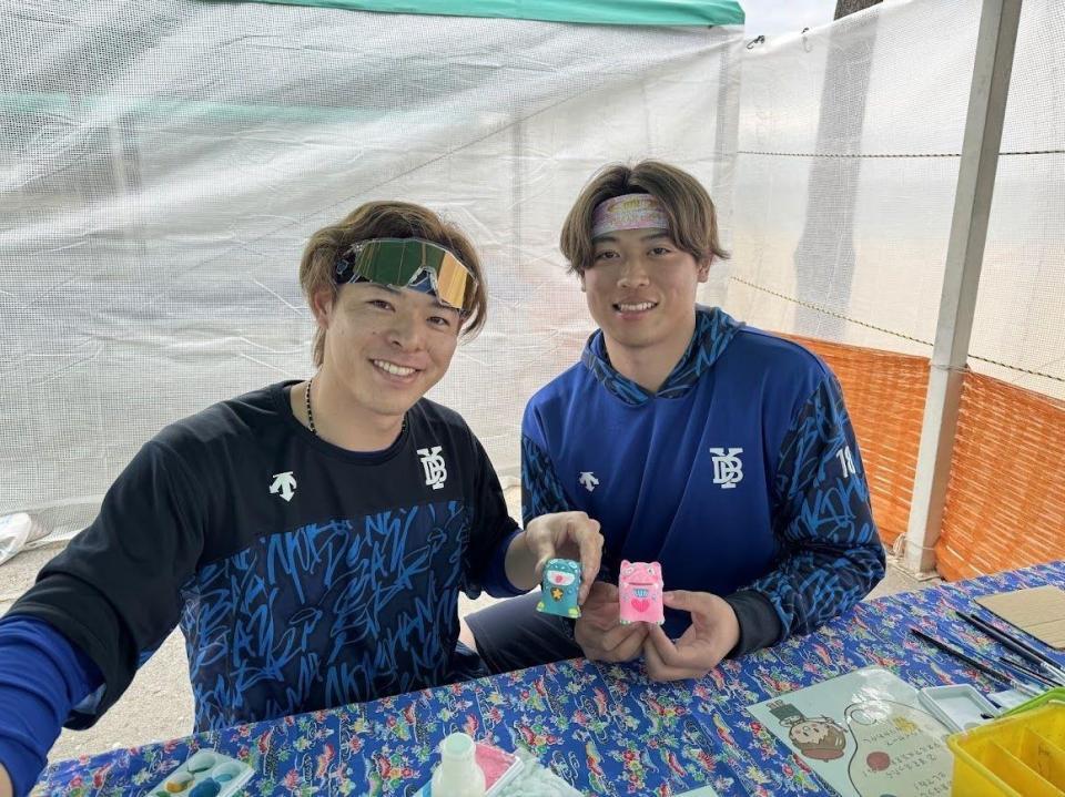 　シーサーの絵付け体験に参加した中川颯（左）と小園健太