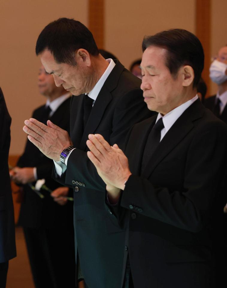 　祭壇に献花し、手を合わせる中畑氏（左）と鹿取氏（読売新聞社提供）