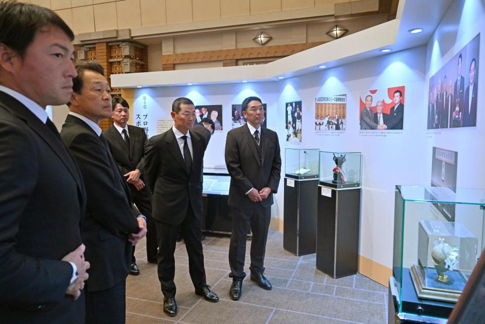 　追悼展を訪れた（右から）阿部監督、桑田２軍監督ら（読売新聞社提供）