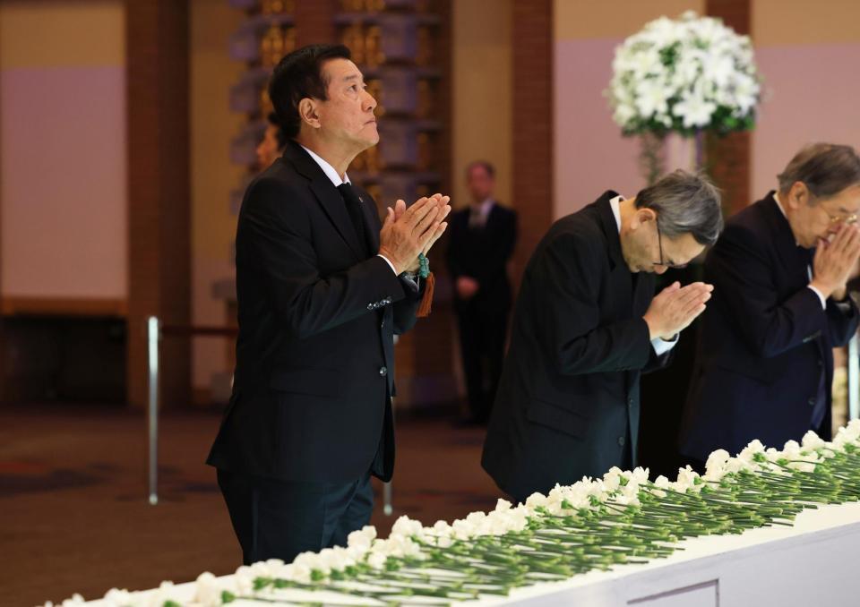 　祭壇に手を合わせる原辰徳氏（読売新聞社提供）