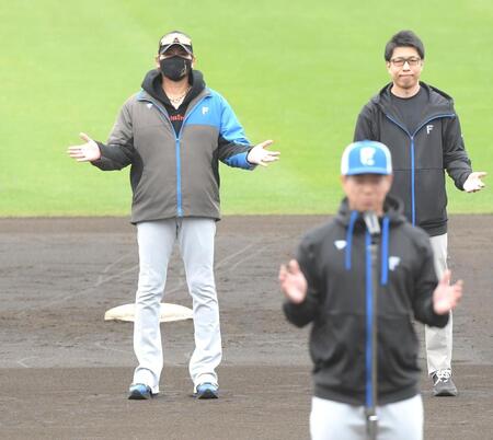 　松本剛選手会長（右手前）の音頭で手締めする新庄監督（撮影・佐藤厚）