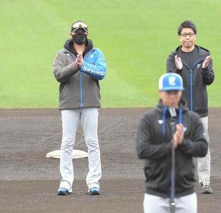 　松本剛選手会長（右手前）の音頭で手締めする新庄監督（撮影・佐藤厚）
