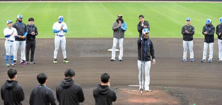 　松本剛選手会長（右手前）の音頭で手締めする新庄監督（中央）＝撮影・佐藤厚