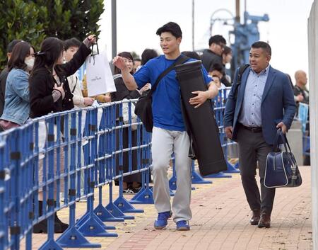 　ファンからプレゼントをもらう清宮幸（撮影・佐藤厚）