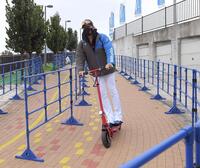 　電動キックボードで球場に入る新庄監督（撮影・佐藤厚）