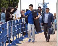 　ファンからプレゼントをもらう清宮幸（撮影・佐藤厚）