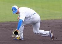 　ノックを受ける清宮幸（撮影・佐藤厚）