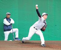 　高津監督（左）の前で投球する吉村（撮影・西岡正）