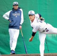 　高津監督（左）が見守る前で投球する高橋奎（撮影・西岡正）
