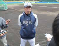 　キャンプを総括する高津監督（撮影・西岡正）