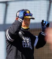 　韓国ロッテとの練習試合で選手交代を告げベンチに戻る小久保監督