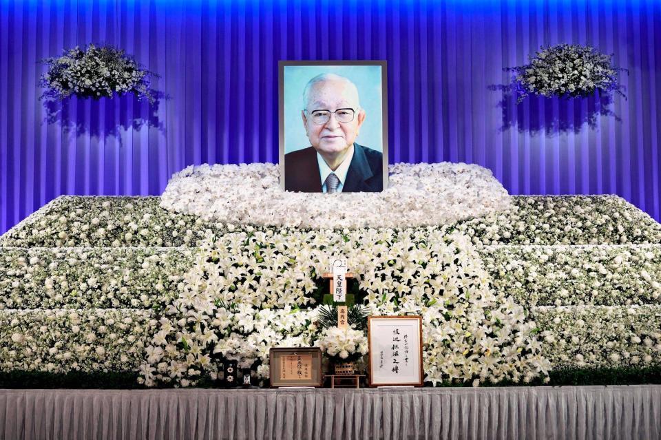 　祭壇に飾られた渡辺恒雄さんの遺影（読売新聞社提供）
