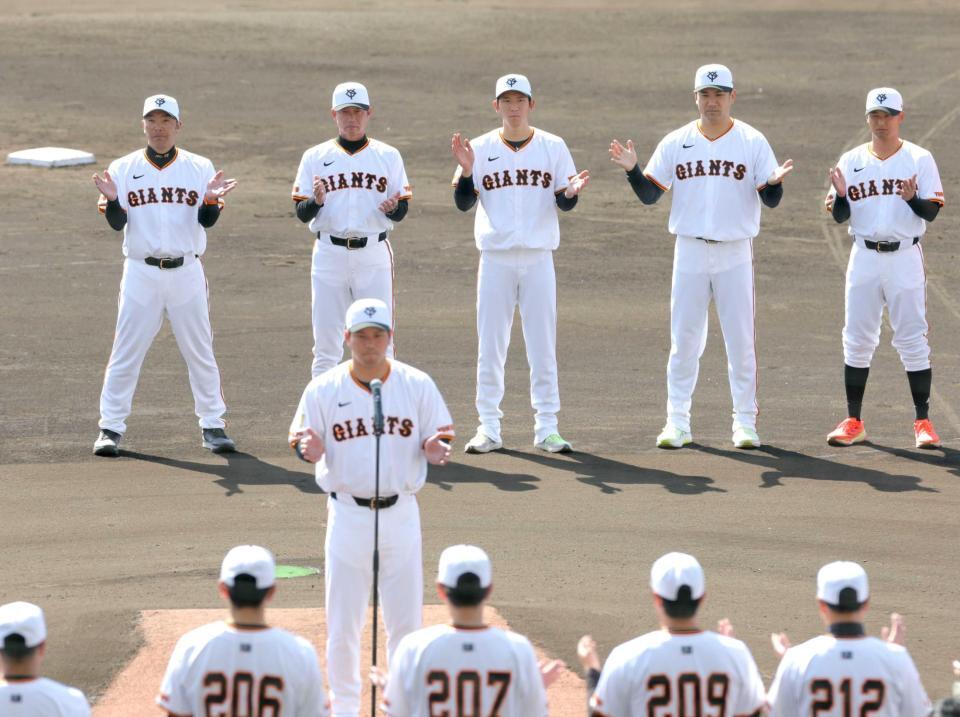 　那覇キャンプを打ち上げた阿部監督（左）、田中将（右から２人目）ら巨人ナイン（撮影・西岡正）