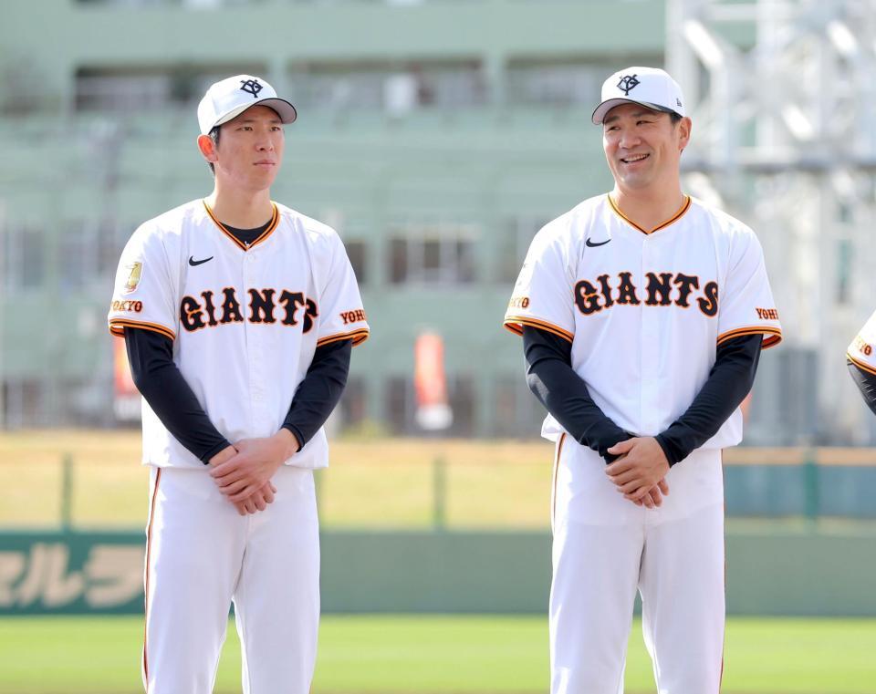 　打ち上げで笑顔を見せる田中将（右）