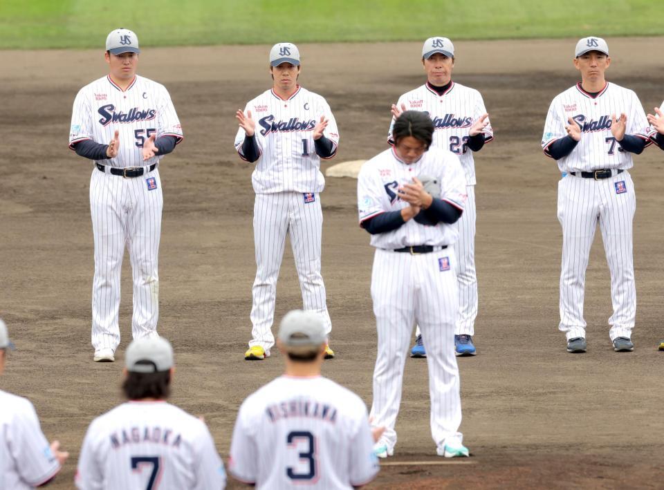 　清水（手前）の一本締めでキャンプを打ち上げた（左から）村上、山田、高津監督らヤクルトナイン（撮影・西岡正）