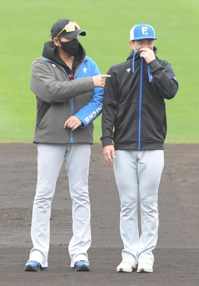 　松本剛選手会長と話す新庄監督（撮影・佐藤厚）