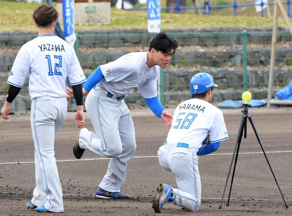 　走塁練習をする清宮幸（撮影・佐藤厚）